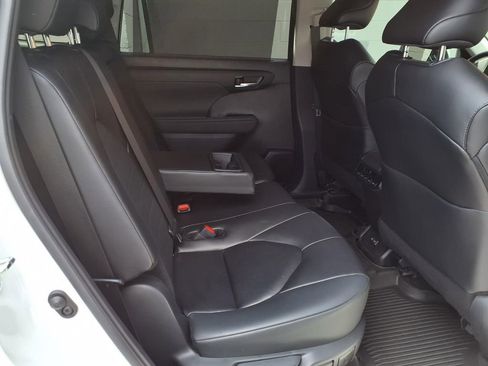 Certified 2024 Toyota Highlander XLE FWD image 24