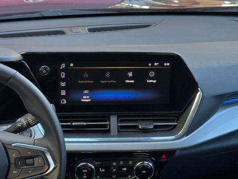 Used 2025 Chevrolet Trax LT w/ LT Convenience Package image 17