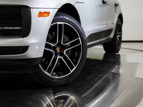 Certified 2021 Porsche Macan image 12