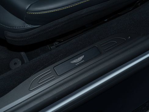 Used 2025 Aston Martin V8 Vantage Coupe RWD image 18