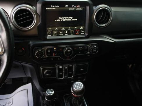 Used 2018 Jeep Wrangler Unlimited Sahara image 13