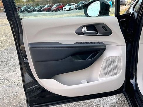 Used 2024 Chrysler Pacifica Touring-L image 23