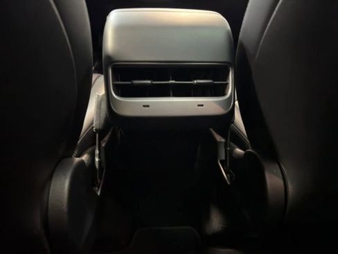 Used 2022 Tesla Model Y Long Range image 18