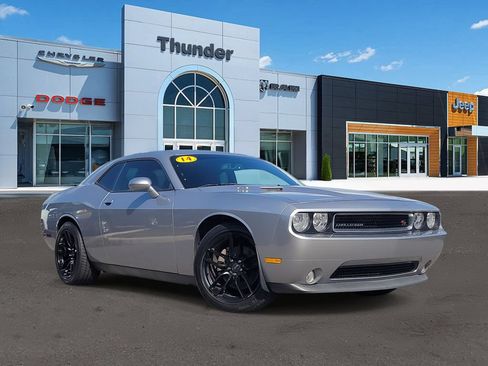 Used 2014 Dodge Challenger R/T RWD image 1