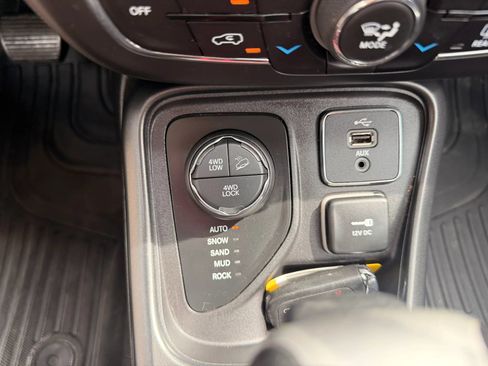 Used 2018 Jeep Compass Trailhawk w/ Leather Interior Group AWD/4WD image 19