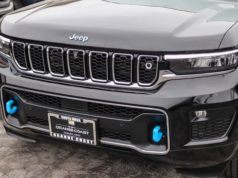 Used 2023 Jeep Grand Cherokee Overland w/ Advanced Protech Group III AWD/4WD image 9