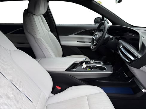 Used 2024 Cadillac Lyriq Sport RWD image 15