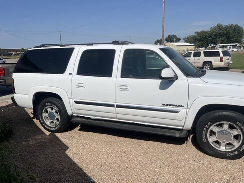 Used 2005 GMC Yukon XL SLT w/ SLT Preferred Equipment Group AWD/4WD image 3