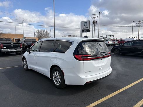 Used 2023 Chrysler Pacifica Touring-L image 20