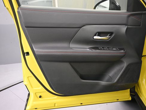 Used 2026 Nissan Kicks SR image 15