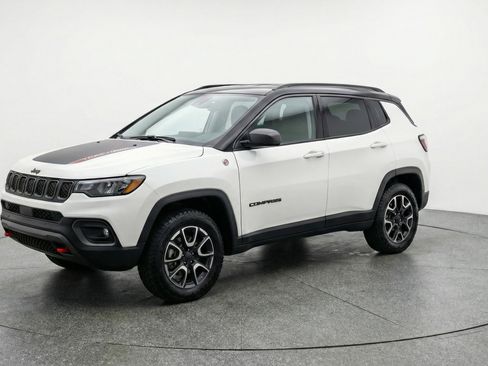 Used 2025 Jeep Compass Trailhawk AWD/4WD image 3