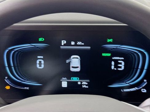 Used 2025 Kia Niro LX image 14