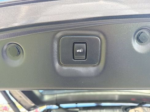 Used 2020 Nissan Pathfinder SL FWD image 10