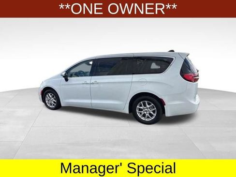 Used 2023 Chrysler Pacifica Touring-L FWD image 4