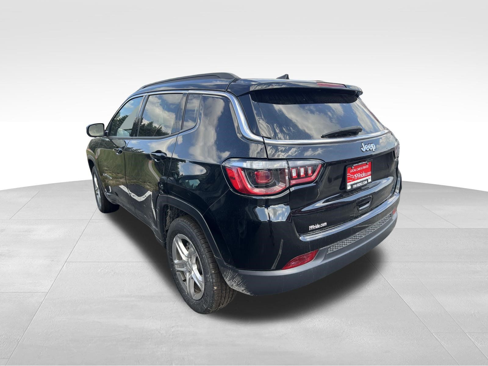 Used 2024 Jeep Compass Latitude AWD/4WD image 7