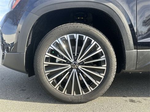 New 2026 Volkswagen Taos SE image 11