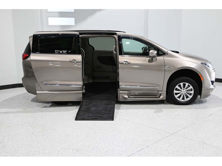 Used 2017 Chrysler Pacifica Touring-L FWD image 17