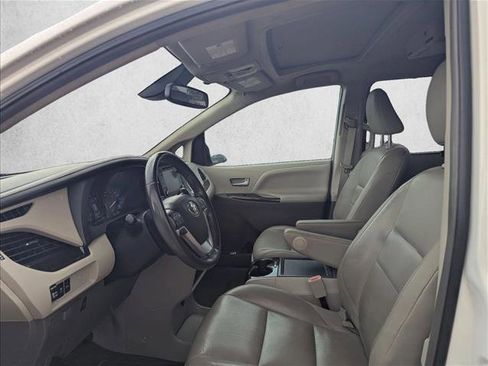 Used 2019 Toyota Sienna XLE w/ XLE Navigation Package FWD image 12