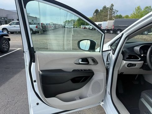 Used 2023 Chrysler Pacifica Touring-L FWD image 16