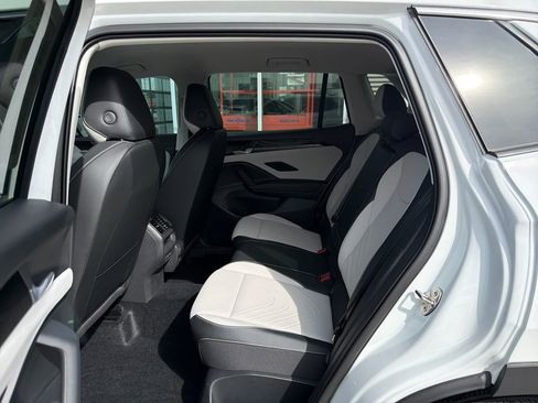 Certified 2025 Volkswagen Tiguan SE image 14