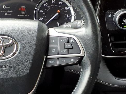 Used 2022 Toyota Highlander XLE image 26