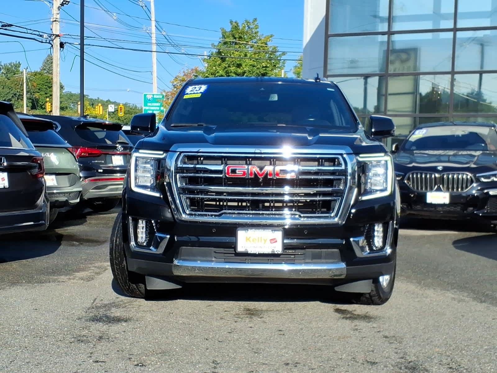 Used 2023 GMC Yukon XL SLT w/ SLT Premium Package AWD/4WD image 2