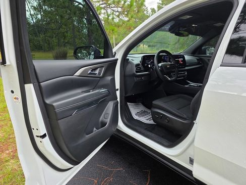 Used 2025 Chevrolet Traverse LT FWD image 10