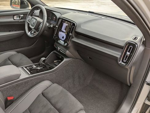 Certified 2025 Volvo XC40 B5 Plus image 21