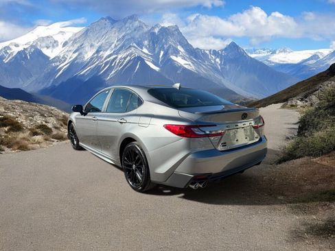 Used 2025 Toyota Camry SE image 3