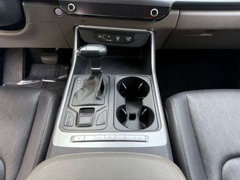 Used 2025 Kia Carnival FWD image 12
