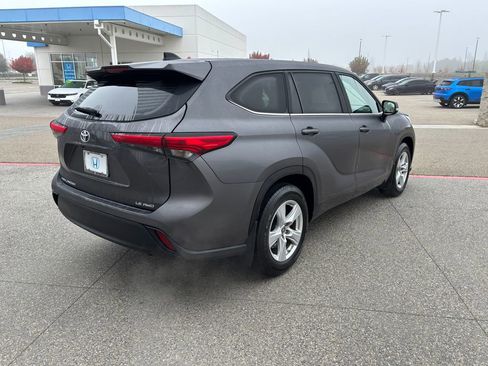 Used 2022 Toyota Highlander LE image 5