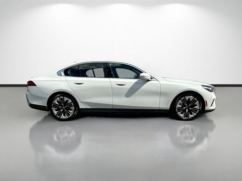 Used 2026 BMW 530i RWD image 2