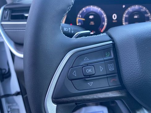 Used 2023 Jeep Grand Cherokee L Limited w/ Black Appearance Package image 28