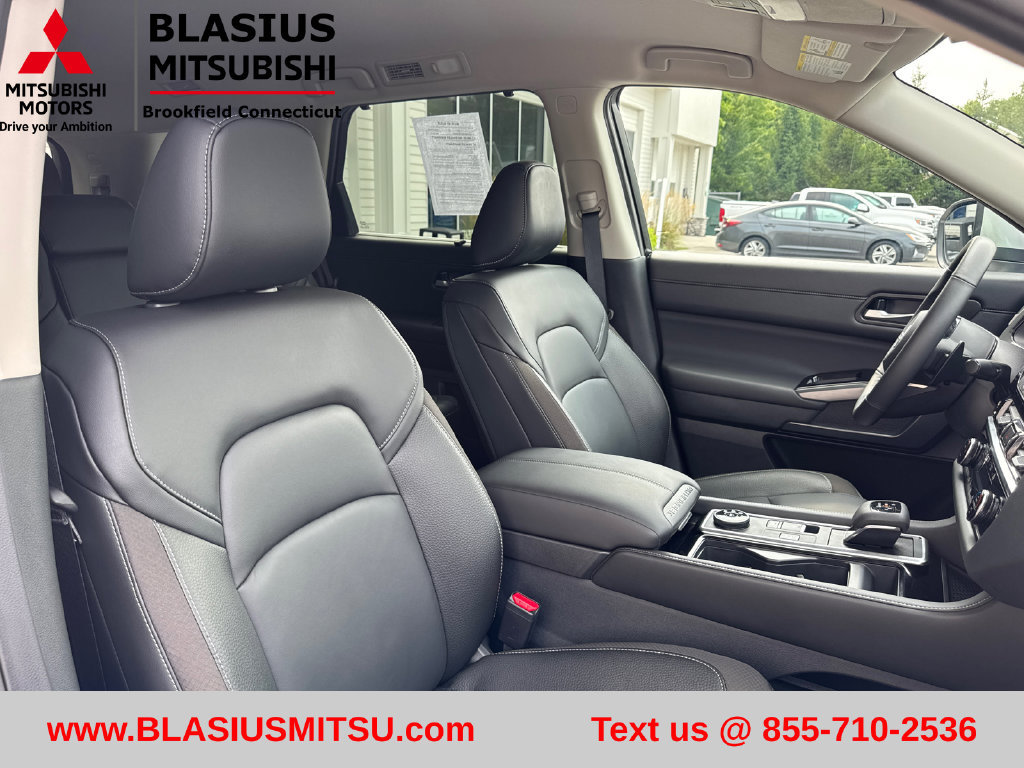 Used 2025 Nissan Pathfinder SL AWD/4WD image 37