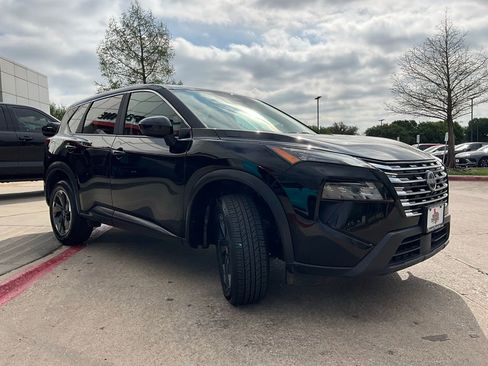 Used 2025 Nissan Rogue SV image 4