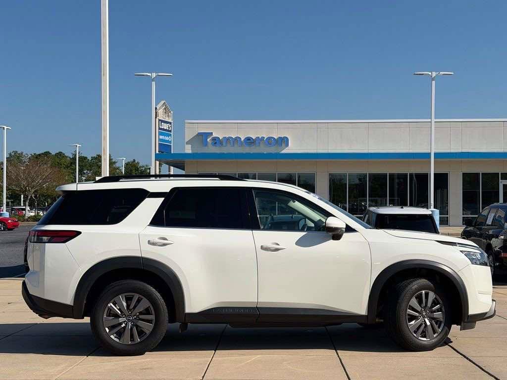 Used 2025 Nissan Pathfinder SV AWD/4WD image 6
