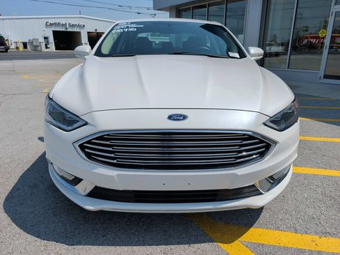 Used 2017 Ford Fusion SE w/ Fusion SE Technology Package AWD/4WD image 2