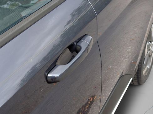 Used 2023 Hyundai Venue Limited image 16