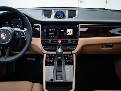 Certified 2025 Porsche Macan image 6