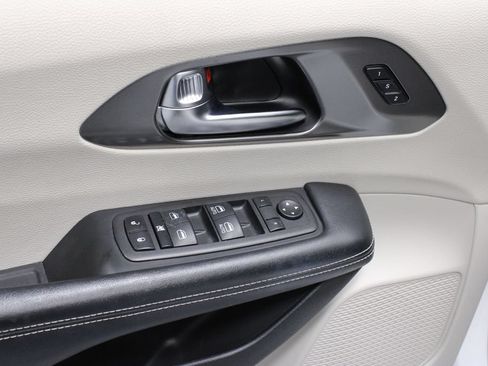 Used 2023 Chrysler Pacifica Touring-L FWD image 24