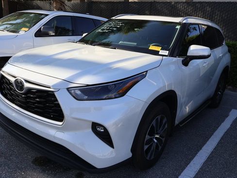 Used 2022 Toyota Highlander XLE AWD/4WD image 2