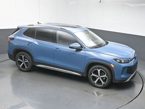New 2026 Volkswagen Tiguan SE FWD image 42