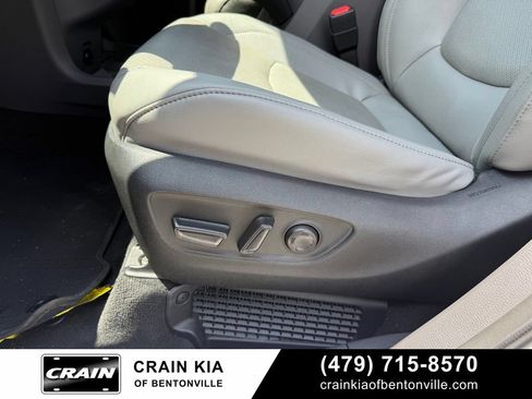 Used 2023 Toyota Sienna Limited FWD image 11