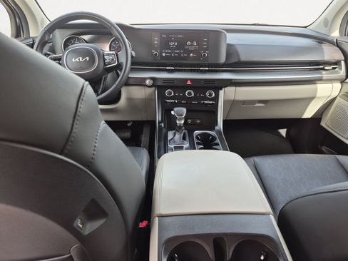 Used 2023 Kia Carnival LX FWD image 3