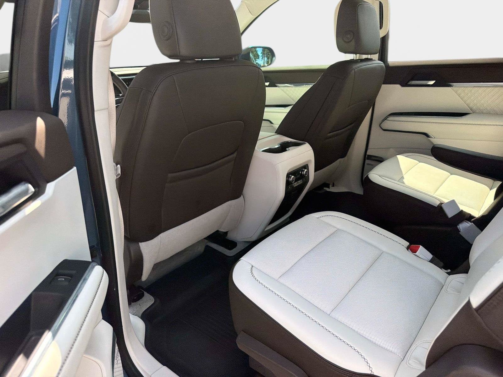 Used 2024 GMC Acadia Denali w/ Super Cruise Package FWD image 14