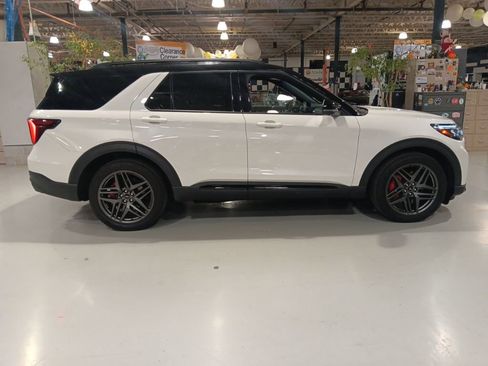 Used 2025 Ford Explorer ST w/ Sun And Sound Package AWD/4WD image 5