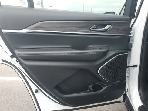 Used 2022 Jeep Grand Cherokee L Limited image 10