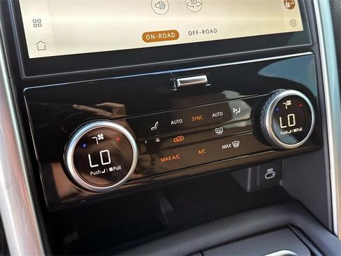 New 2025 Land Rover Discovery Dynamic SE image 23