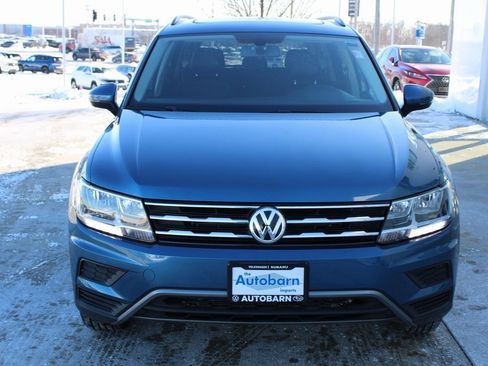 Used 2018 Volkswagen Tiguan SE w/ Panoramic Sunroof Package image 2