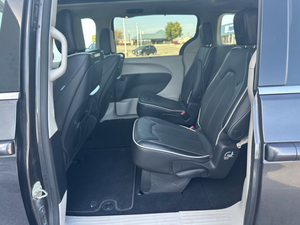 Used 2023 Chrysler Pacifica Limited w/ Uconnect Theater Family Group FWD image 17